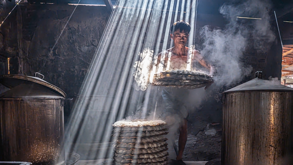 “Bánh hỏi” photo wins 2025 World Food Photography Award